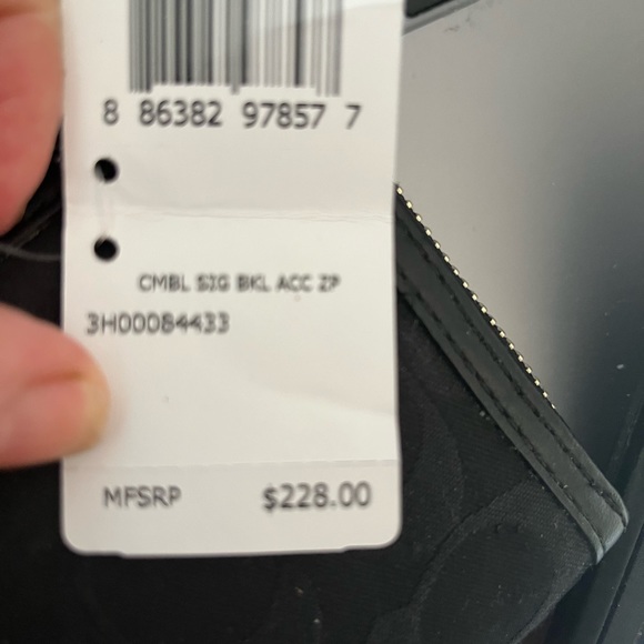 NWT Coach 50095 Black Campbell Signature Buckle Zip Around Accordion Wallet Belo - Picture 5 of 6